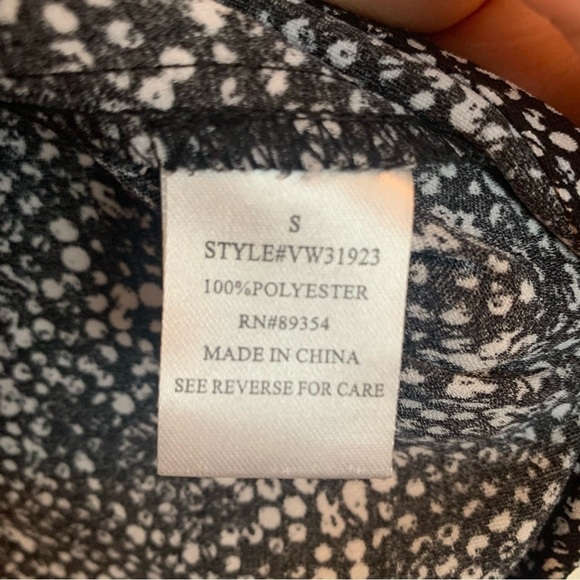 Adrienne Vittadini Button Up Blouse With 3/4 Length Arms. - Picture 6 of 7